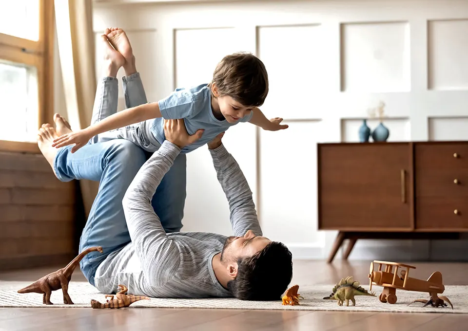 Papá e hijo teniendo un Feliz Día del Padre en Chile