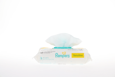 Render giratorio de un paquete de toallitas Pampers Sensitive