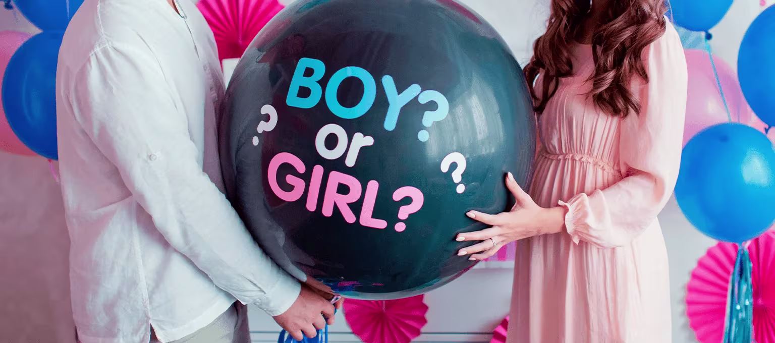 Papás participando en fiesta de revelación de género