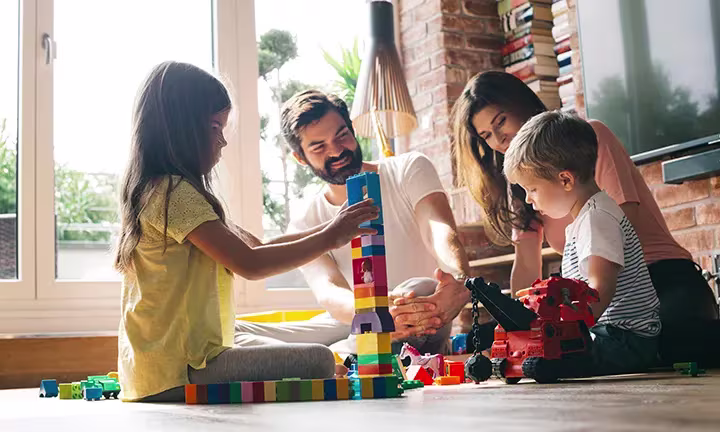 Zukünftige Eltern berechnen das Elterngeld.
