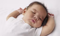 Bebé durmiendo bocabajo