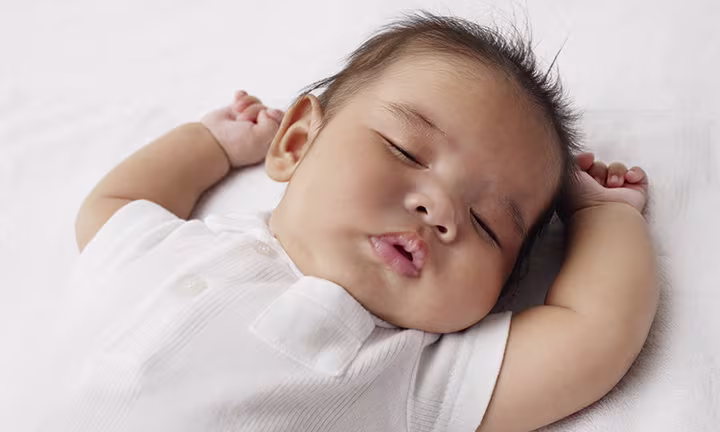 Bebé durmiendo bocabajo