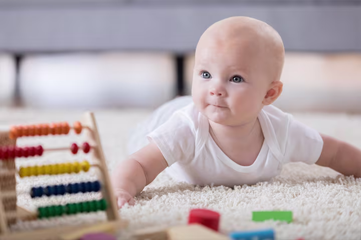 Μωράκι παίζει στο πάτωμα