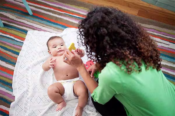 Actividades para el desarrollo psicomotriz de bebés de 3 a los 6 meses