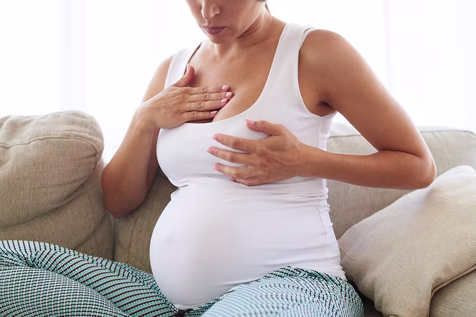 la transformation des seins-Article Content Image Maman enceinte qui se touche les seins