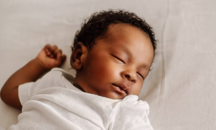 Wie viel schlafen Neugeborene und Babys?