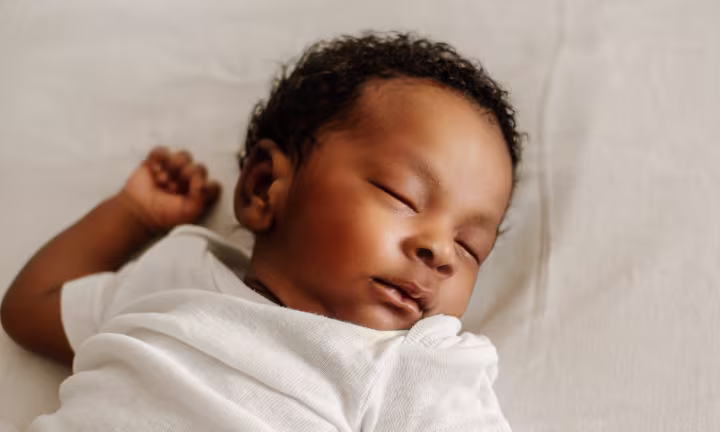 Wie viel schlafen Neugeborene und Babys?