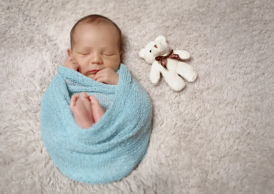 bebê envolvido tipo charutinho