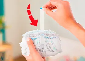 Para tirarlo, enrolla el pañal sobre sí mismo y ciérralo con la cinta adhesiva.