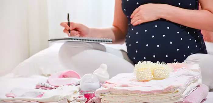 Mujer empacando bolso para el hospital