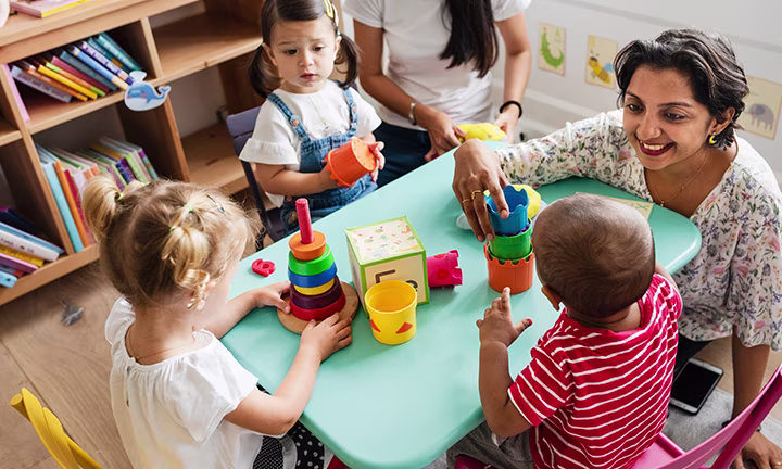 Kinder in einer Krabbelgruppe