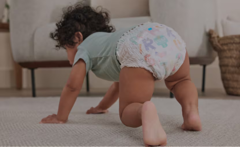 Pienet lapset ryömivät Pampers-housuissa