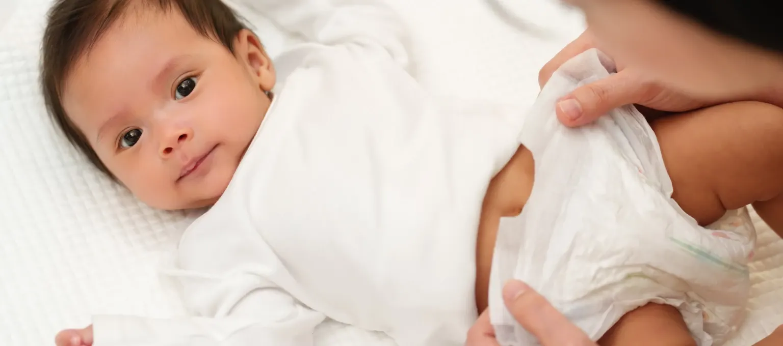 Mamá cambiando el pañal a su recién nacido