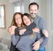 Mamá e hija celebrando con canciones para el Día del Padre