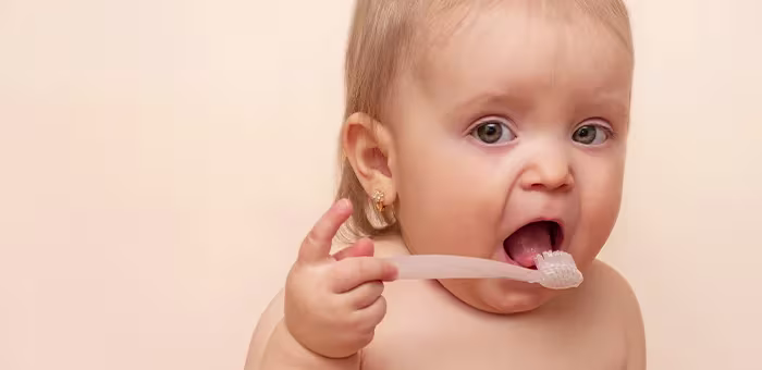 Criança escovando os dentes