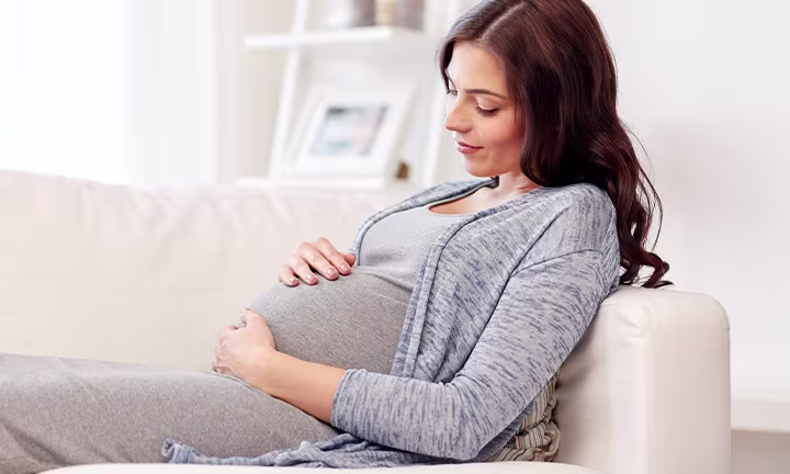 Mujer con flujo de embarazo