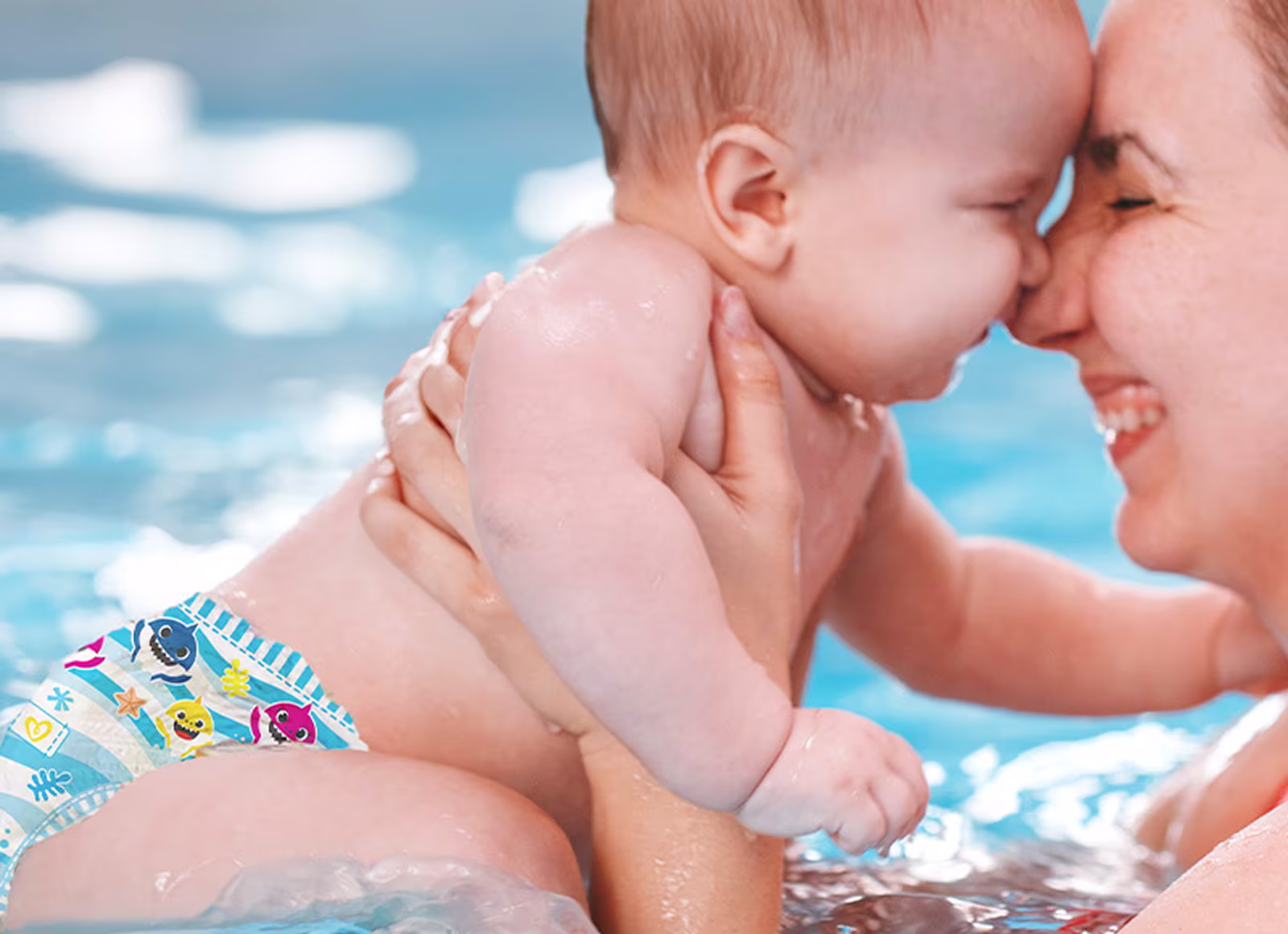 Mamãe com bebê na piscina