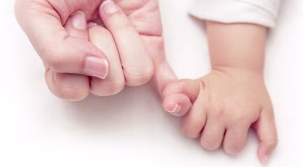 أيدي طفل وأم