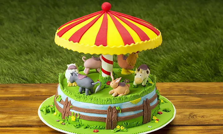 Tarta de baby shower cubierta con crías de animales de granja Tarta de baby shower cubierta con crías de animales de granja