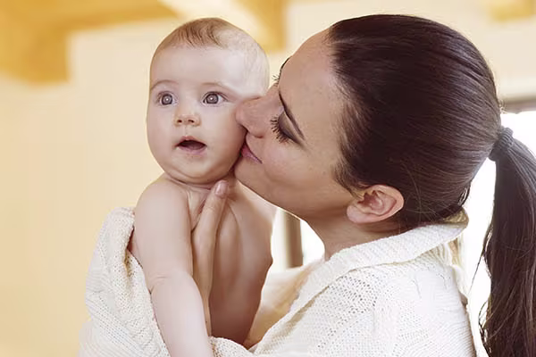 Causas de manchas rojas secas en la piel del bebé