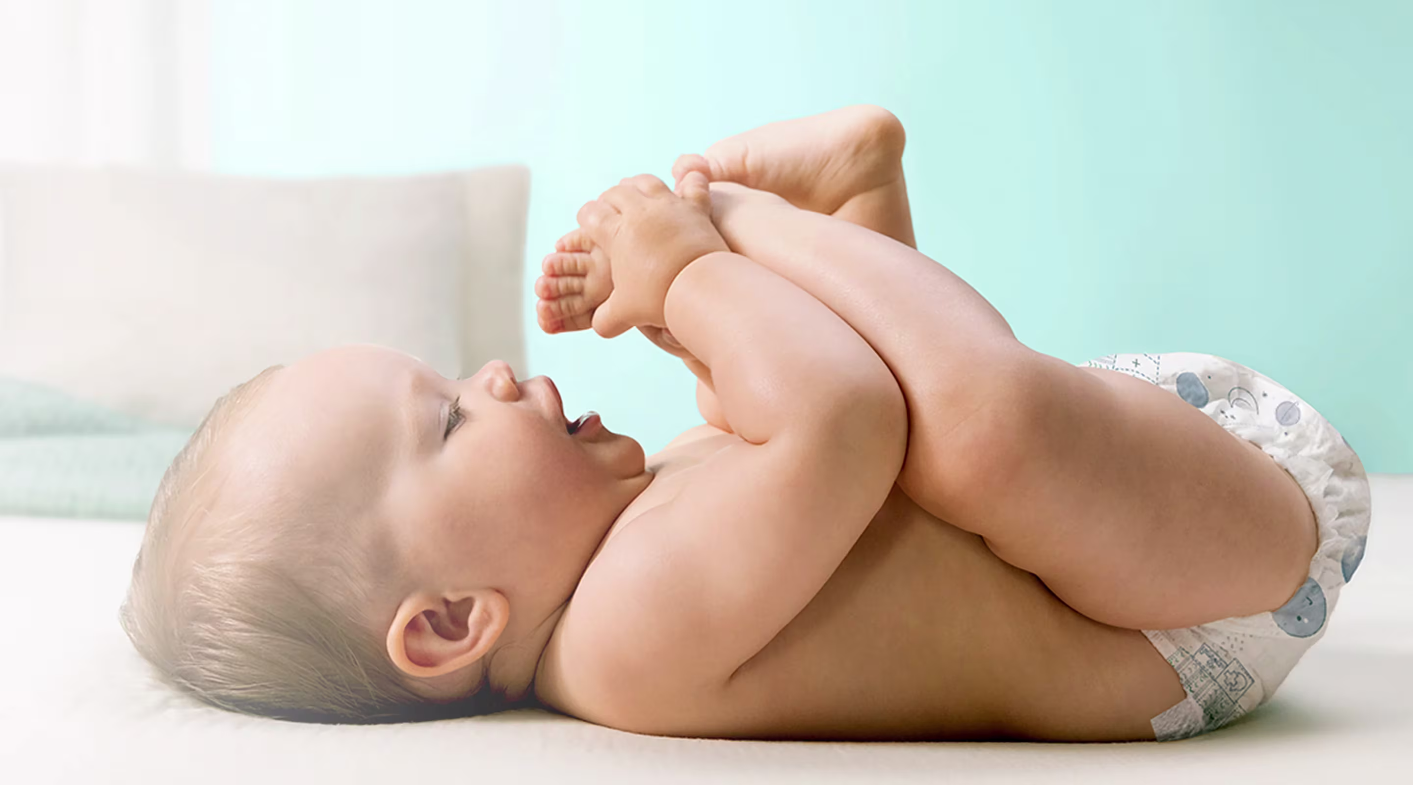 Ajuda a Prevenir Assaduras. Bebê deitado.