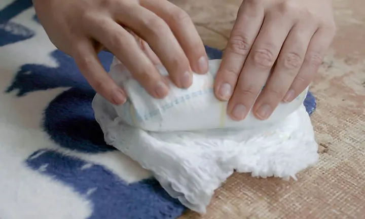 How to Use Pampers Nappy Pants – Step 3 How to Use Pampers Nappy Pants – Step 3