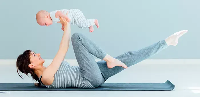 Mãe fazendo exercícios com o bebê