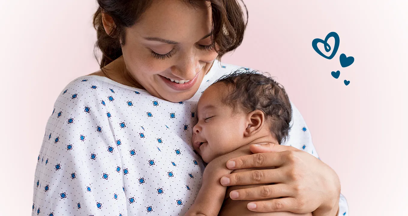 Glückliche Mutter mit schlafendem Baby im Arm