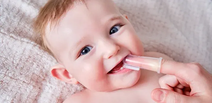 Mamãe escovando os dentes do bebê