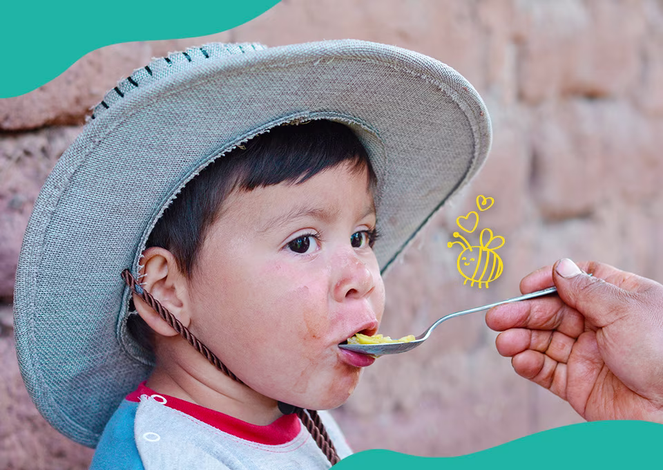 Niño peruano comiendo receta saludable de Perú