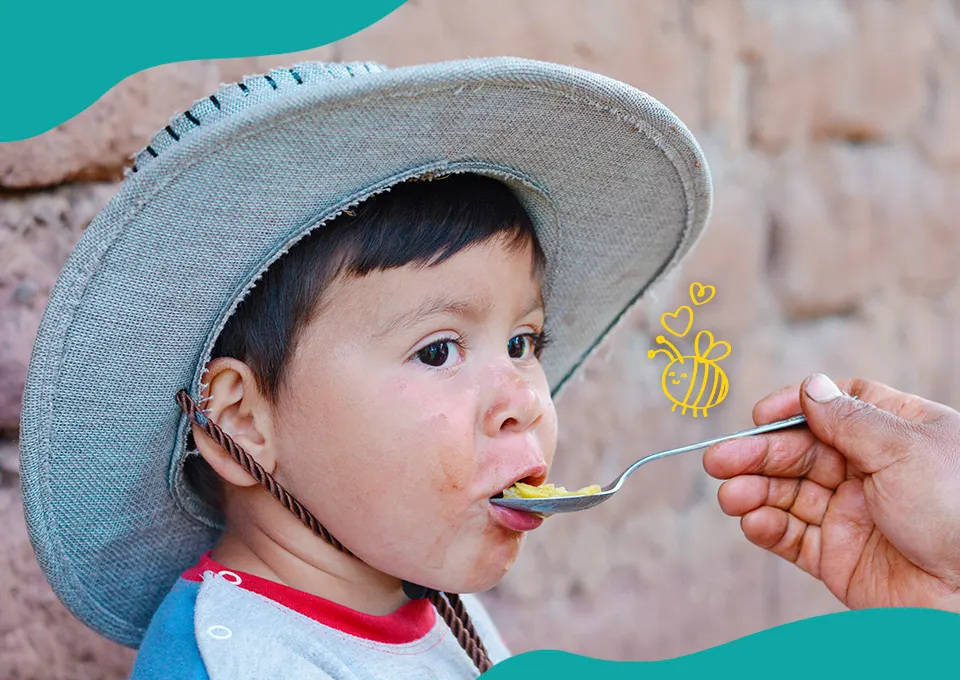 Niño peruano comiendo receta saludable de Perú