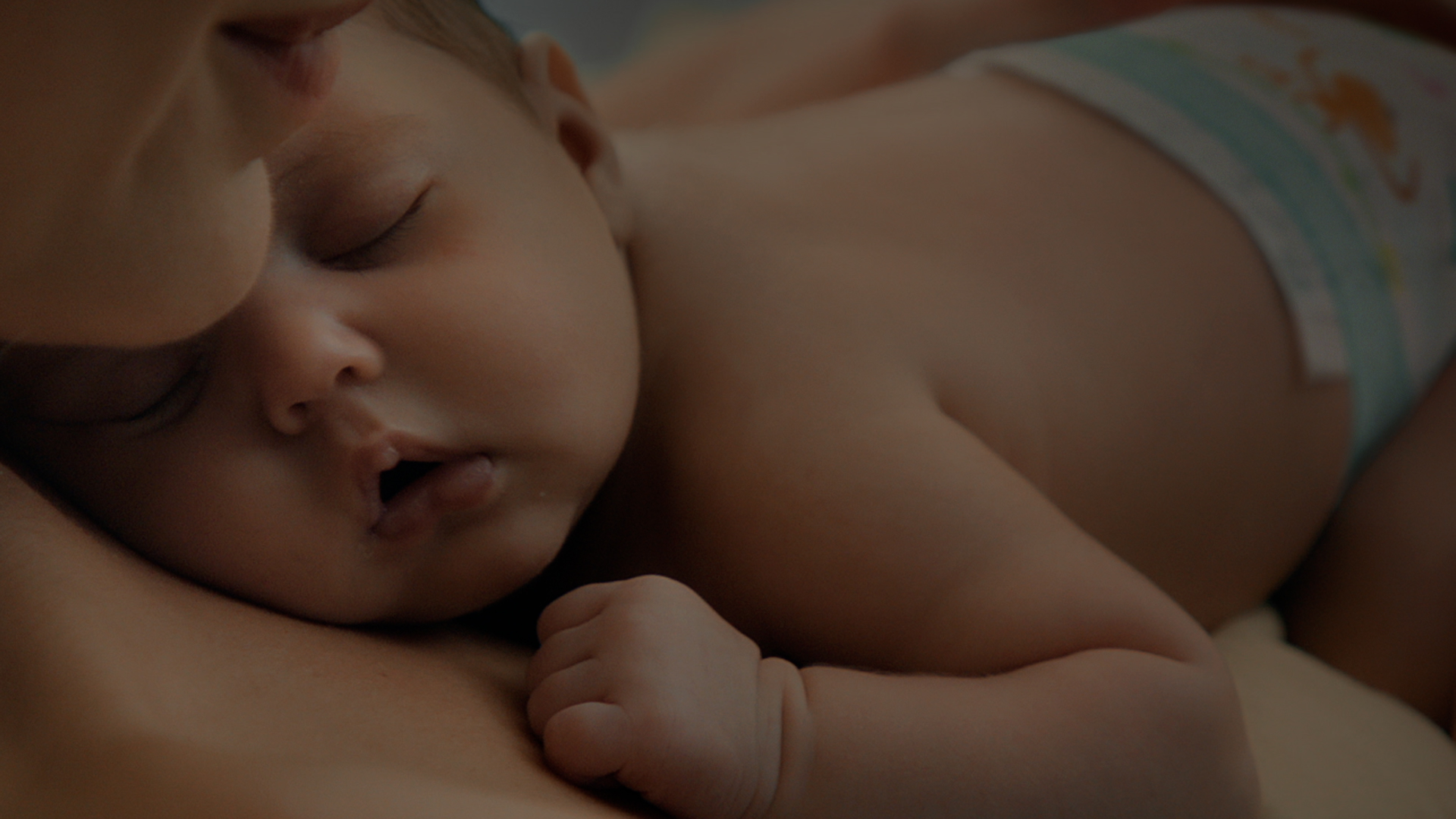 Dziecko śpiące na klatce piersiowej swojej mamy