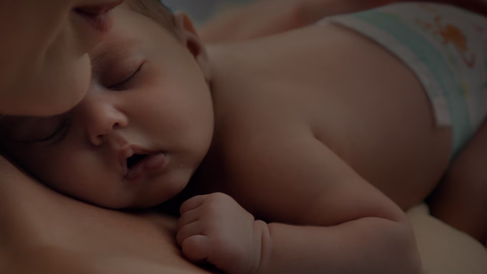 Dziecko śpiące na klatce piersiowej swojej mamy