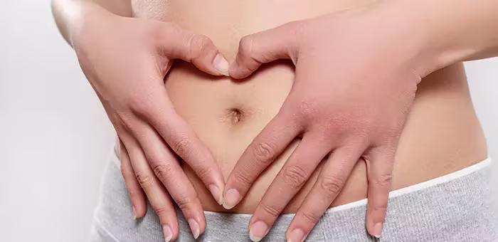 Mujer embarazada con sangrado de implantación Mujer embarazada con sangrado de implantación