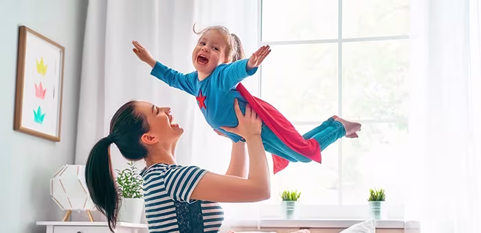 Mamá jugando con su hija juegos de imitación