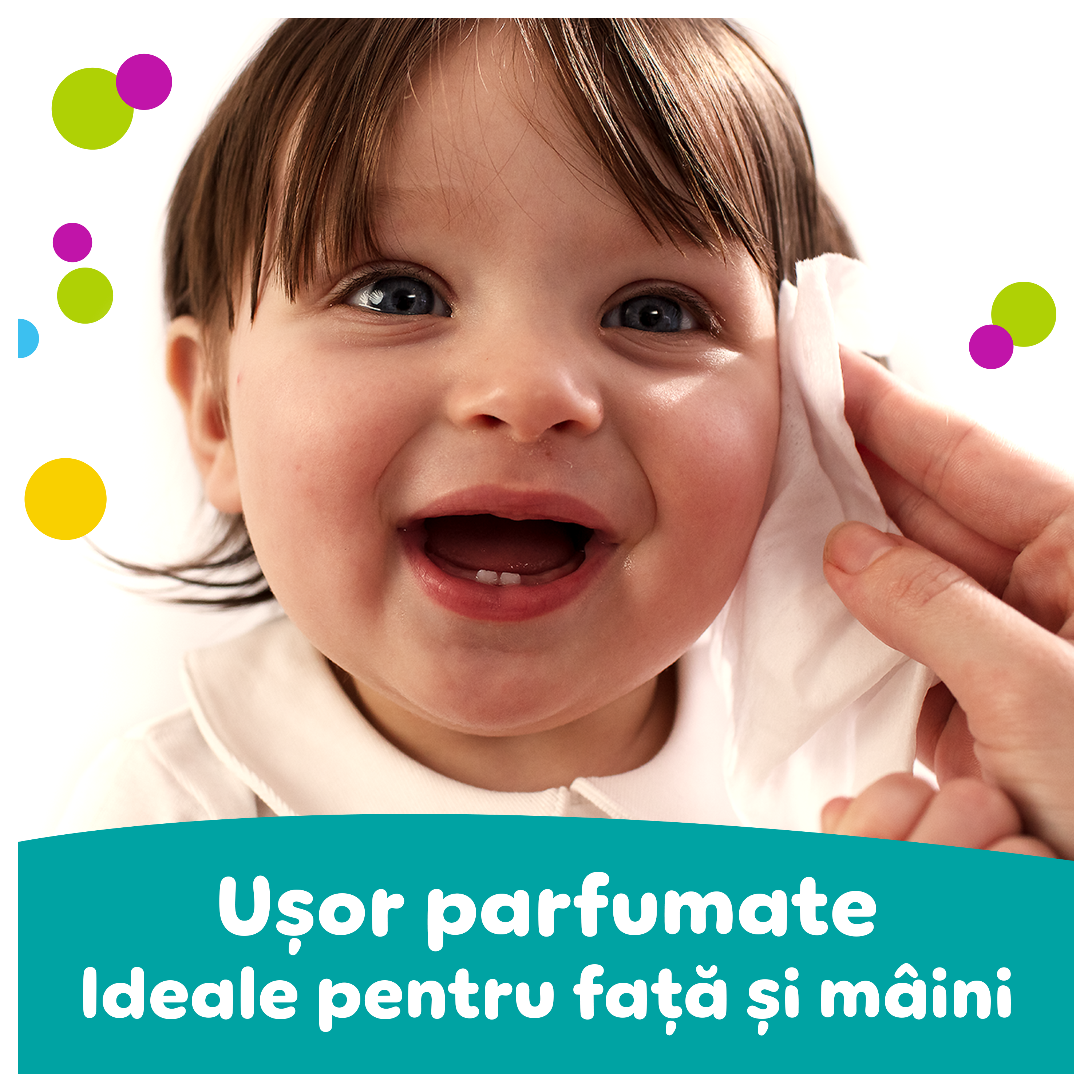 Un bebeluș vesel are obrașul șters delicat cu un șervețel umed Pampers Fresh & Clean. Textul de sub imagine subliniază că șervețelele sunt ușor parfumate și ideale pentru mâini și față.