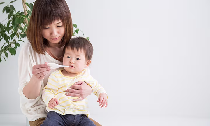 Mutter misst Fieber bei Baby