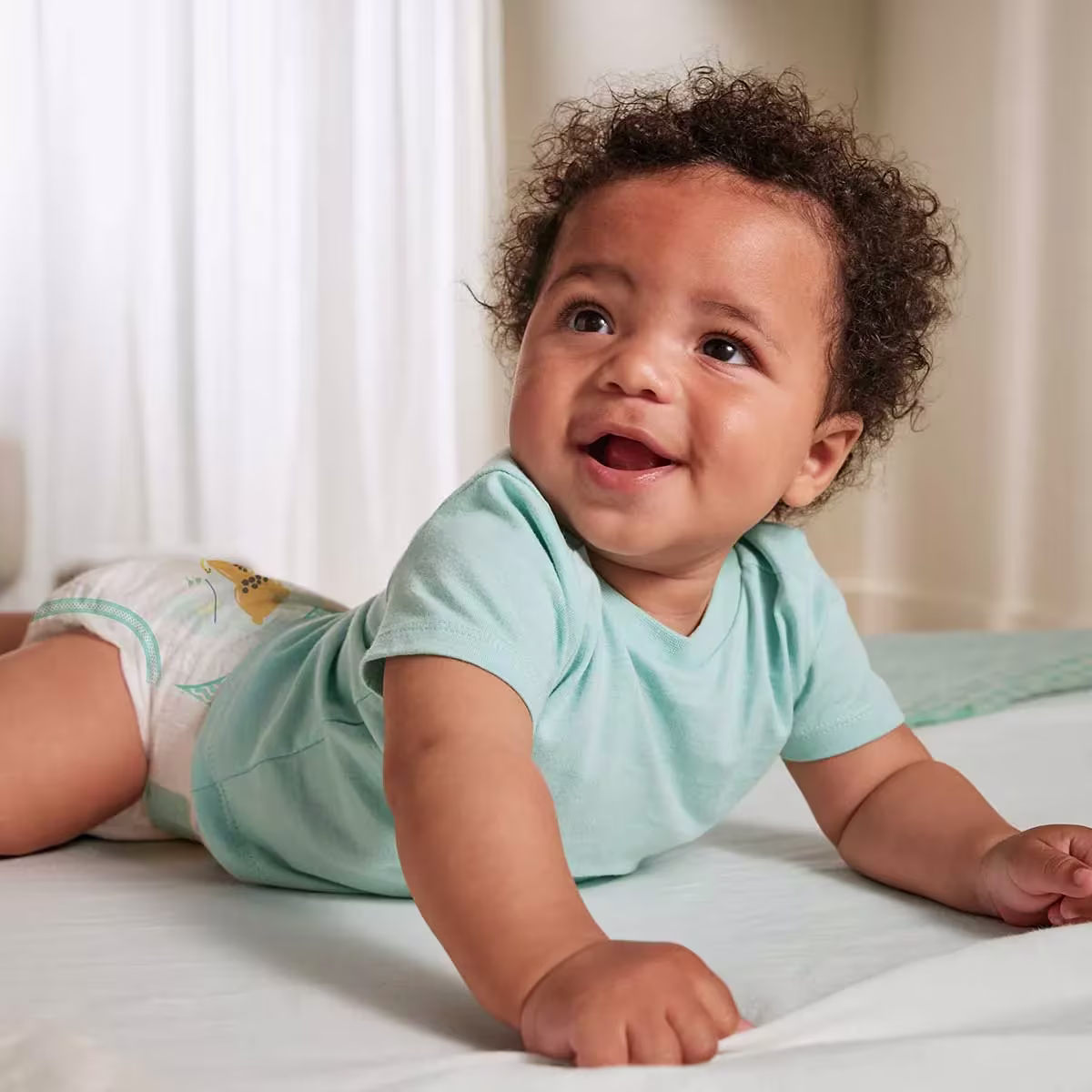Bebê sorrindo pela manhã Bebê sorrindo pela manhã