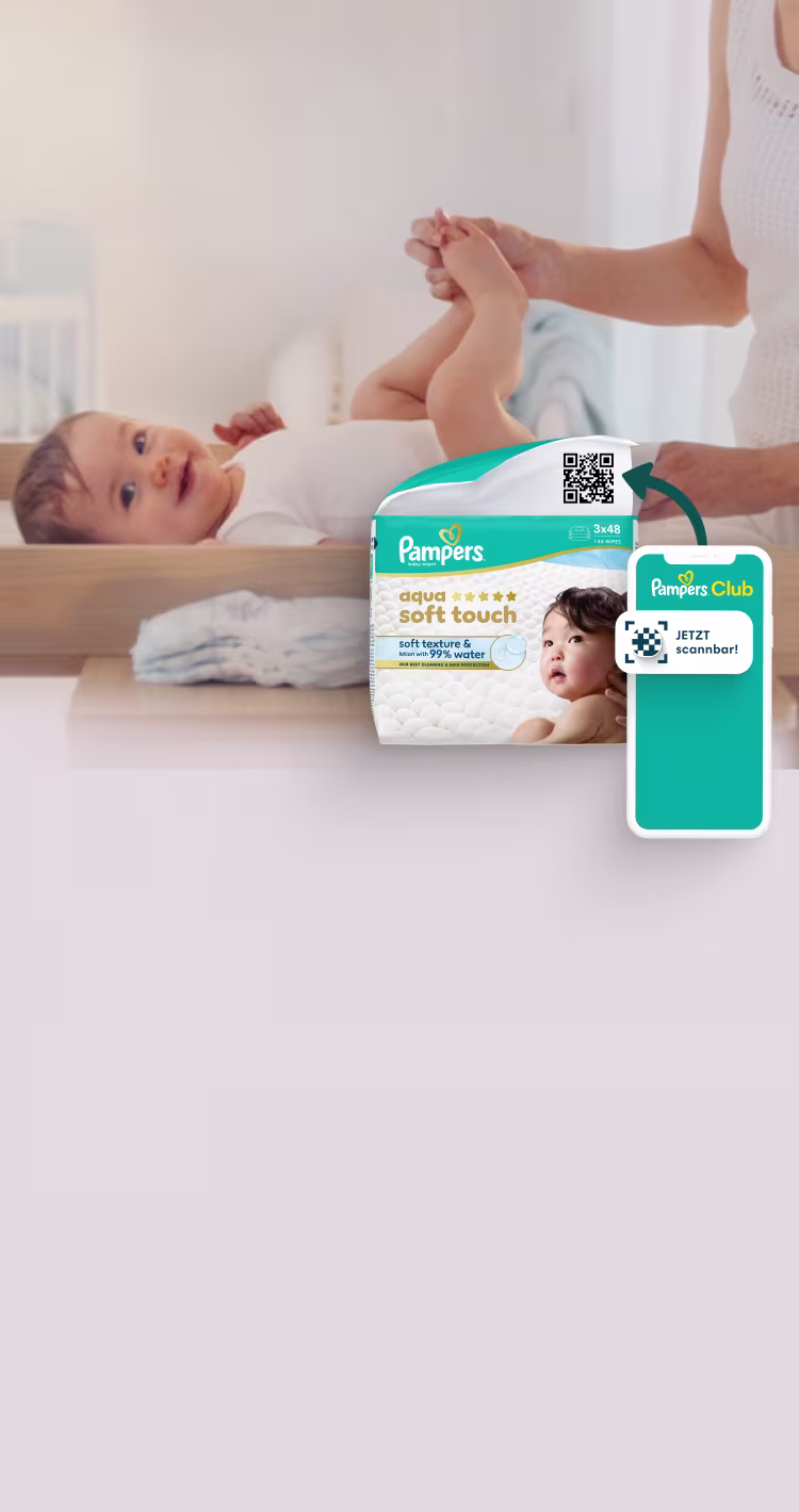 Ein glückliches Baby lächelt während des Windelwechsels, während die Hände eines Erwachsenen seine Füße halten. Das Bild hebt neue Pampers-Feuchttücher hervor, die einen scanbaren QR-Code für die Pampers Club App besitzen und kostenlose Pampers anbieten. Der Text lautet: „Neue Feuchttücher sind da. Scanne Feuchttücher und erhalte GRATIS Pampers."