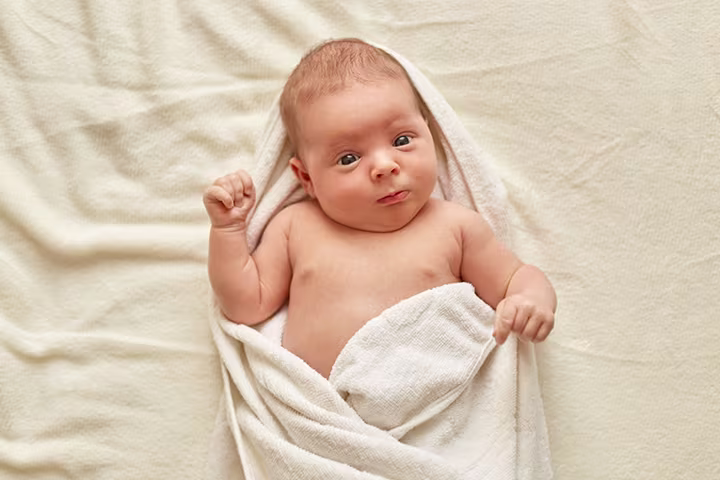 Μωράκι σε πετσέτα