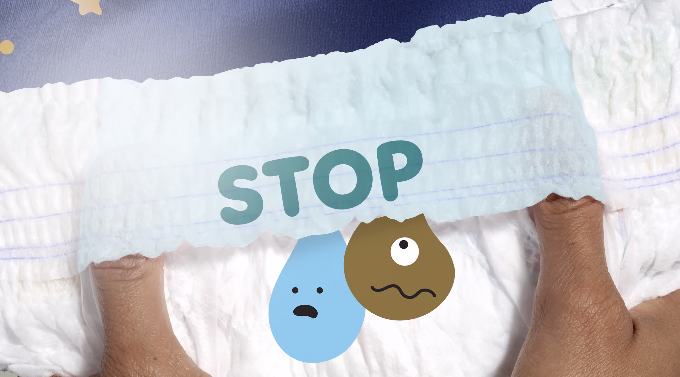 Eine Nahaufnahme zeigt zwei Hände, die vorsichtig eine Pampers Pants auseinanderziehen und dabei das Stop & Schutz Täschchen zeigen.