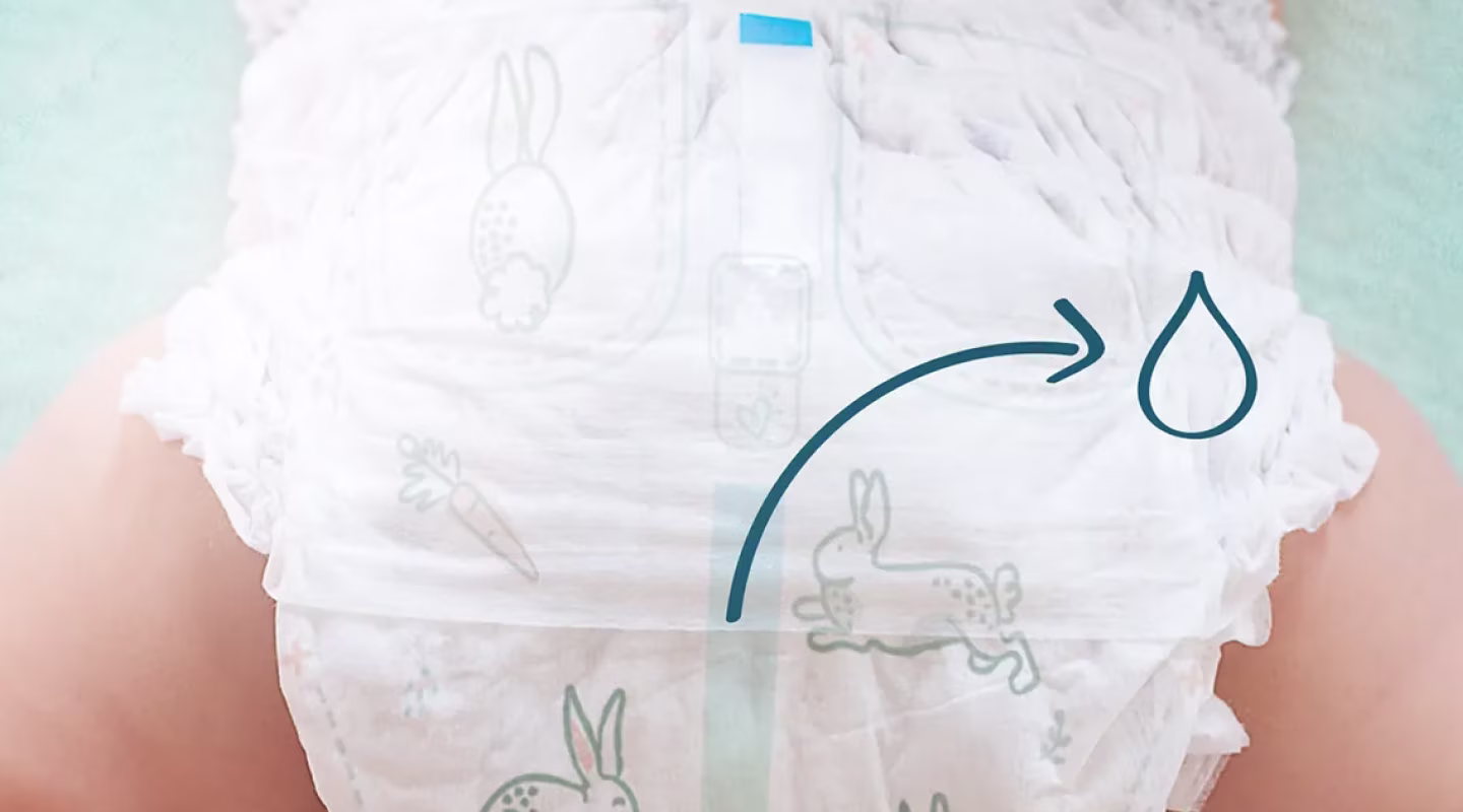 En uppifrån och ner vy av en baby som har på sig en blöja med en blå fuktindikatorlinje i mitten.