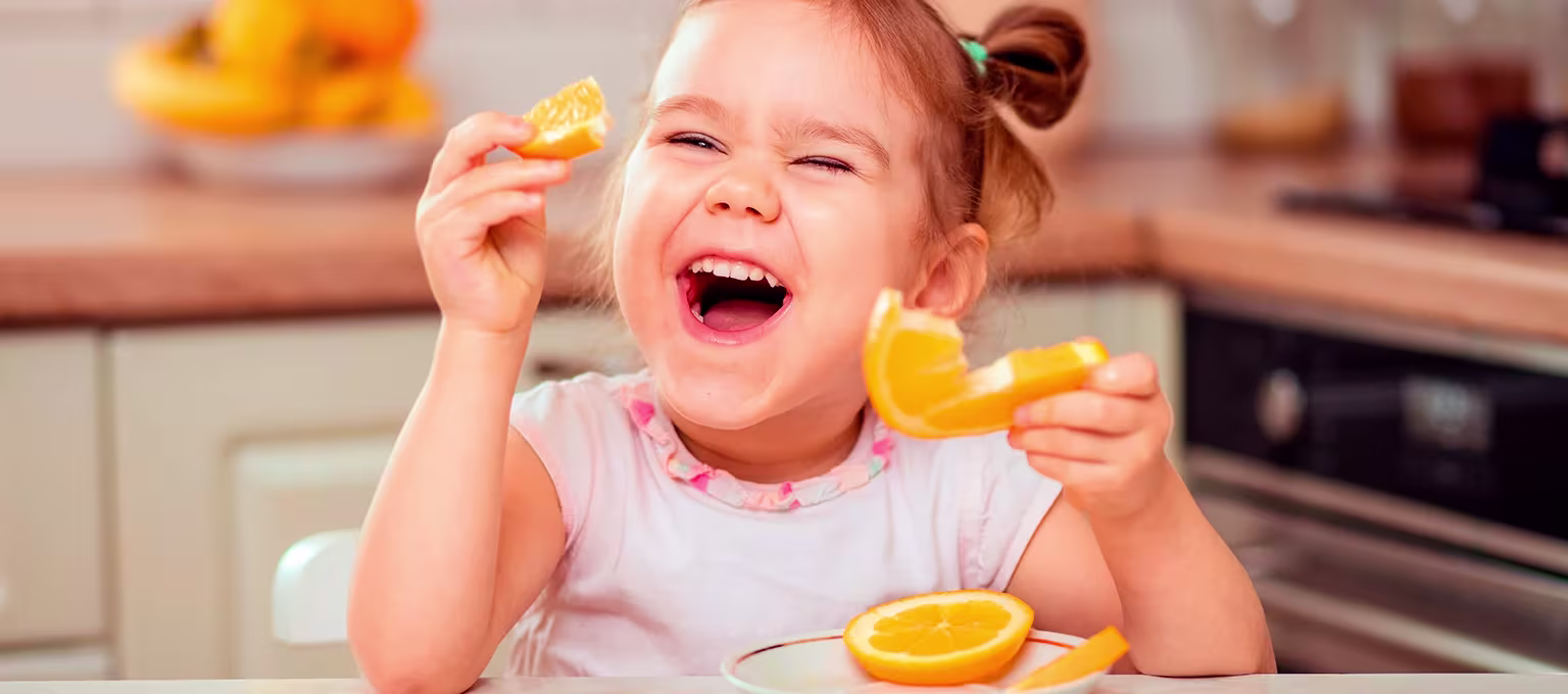 niña de 2 años disfrutando comida para niños