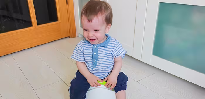 Niño aprendiendo a ir al baño