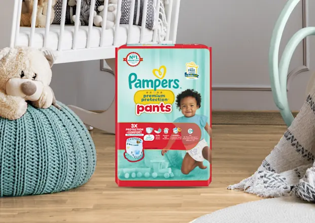 Pampers Premium Protection Pants Packung in einem Babyzimmer.