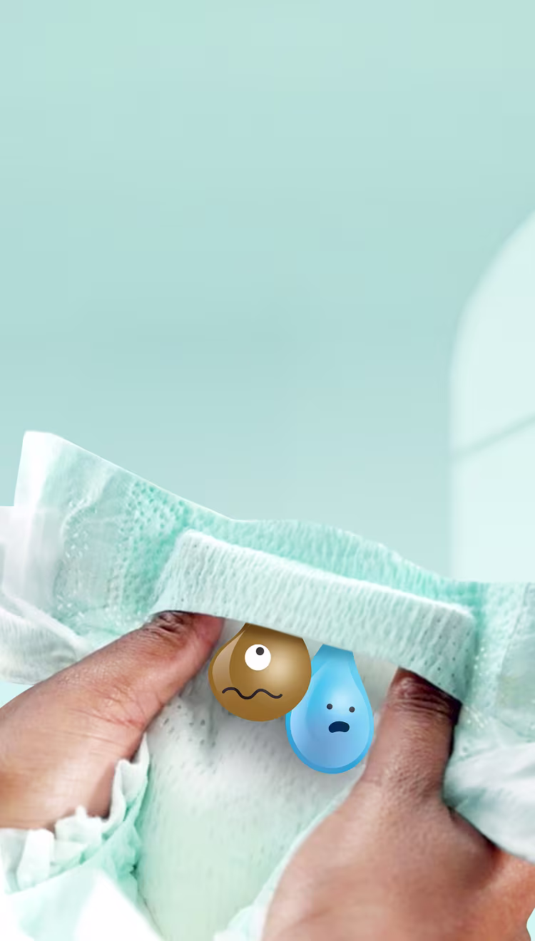 Een close-up toont twee handen die voorzichtig een Pampers-luier uittrekken om het Stop & Protection-zakje te laten zien.