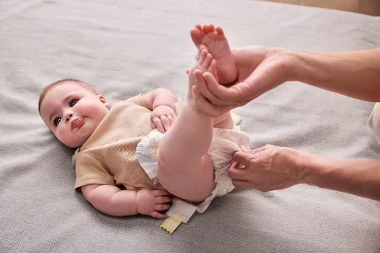 Photo démontrant la facilité d'enfilage de Pampers Premium Protection