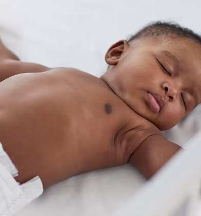 Niemowlę śpi na plecach Niemowlę śpi na plecach