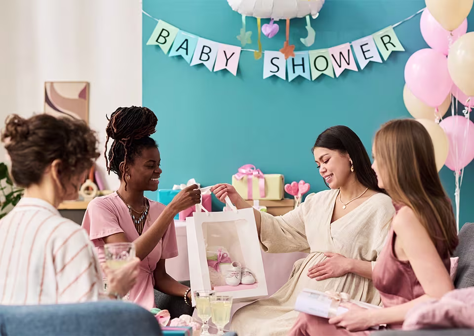 Futura mamá con juegos divertidos para baby shower
