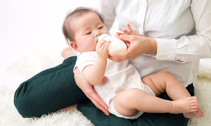 離乳食で牛乳が飲めるのはいつから?